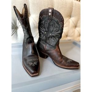 Ariat Women's Leather Mid-Calf Embroidered Square Toe Western Boots. EUC! Sz 9